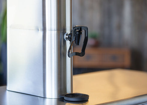 Idées de services | Urne à thé commerciale mince, 3,5 gal, acier inoxydable