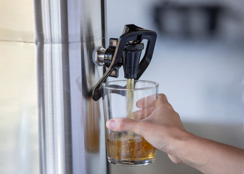 Idées de services | Urne à thé commerciale mince, 3,5 gal, acier inoxydable