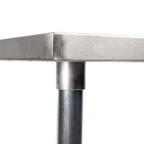 Garnison | Table de travail avec tablette inférieure, pieds sphériques réglables, dessus en acier inoxydable