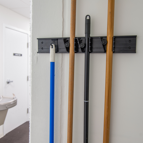 Charles | Système de balai et porte-brosse Roll 'N Grip, 18 po