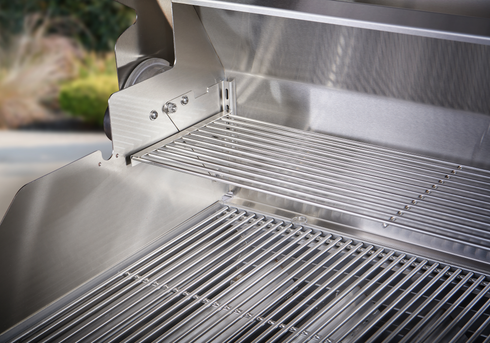 Couronne Vérité | Gril à gaz 60" de location Pro Series avec barres de sécurité, dôme roulant et support à petits pains