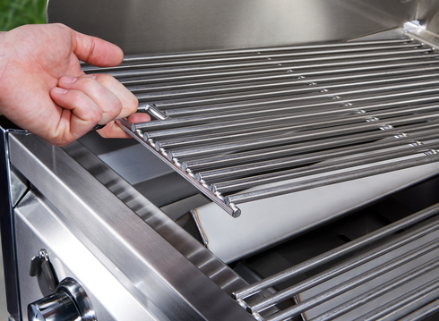 Couronne Vérité | Gril à gaz de location Pro Series de 72 po avec barres de protection, dôme roulant et support à petits pains de 36 po, pare-vent de 36 po