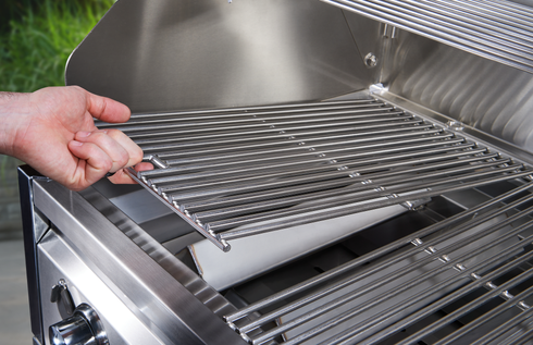 Couronne Vérité | Gril Club Series 72", réservoirs horizontaux, dôme roulant et support à petits pains 36", pare-vent 36", propane