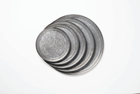 Artisanat métallique américain | Plat à pizza à bord large, galvanisé onyx